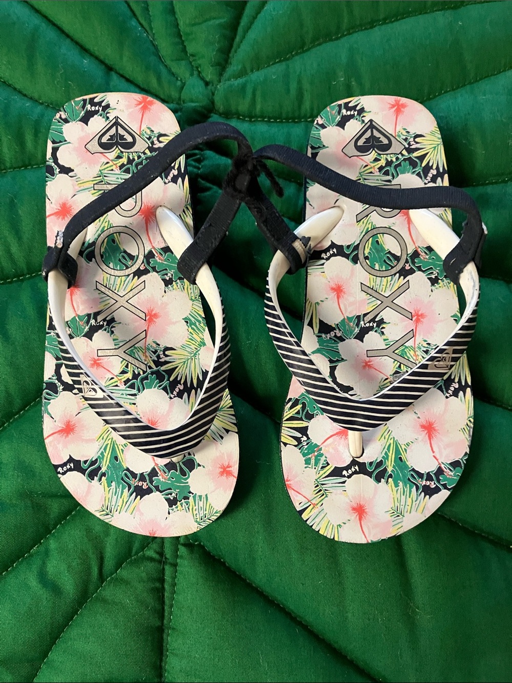 NWOT Kids Roxy floral sandals slippers size 9/10.